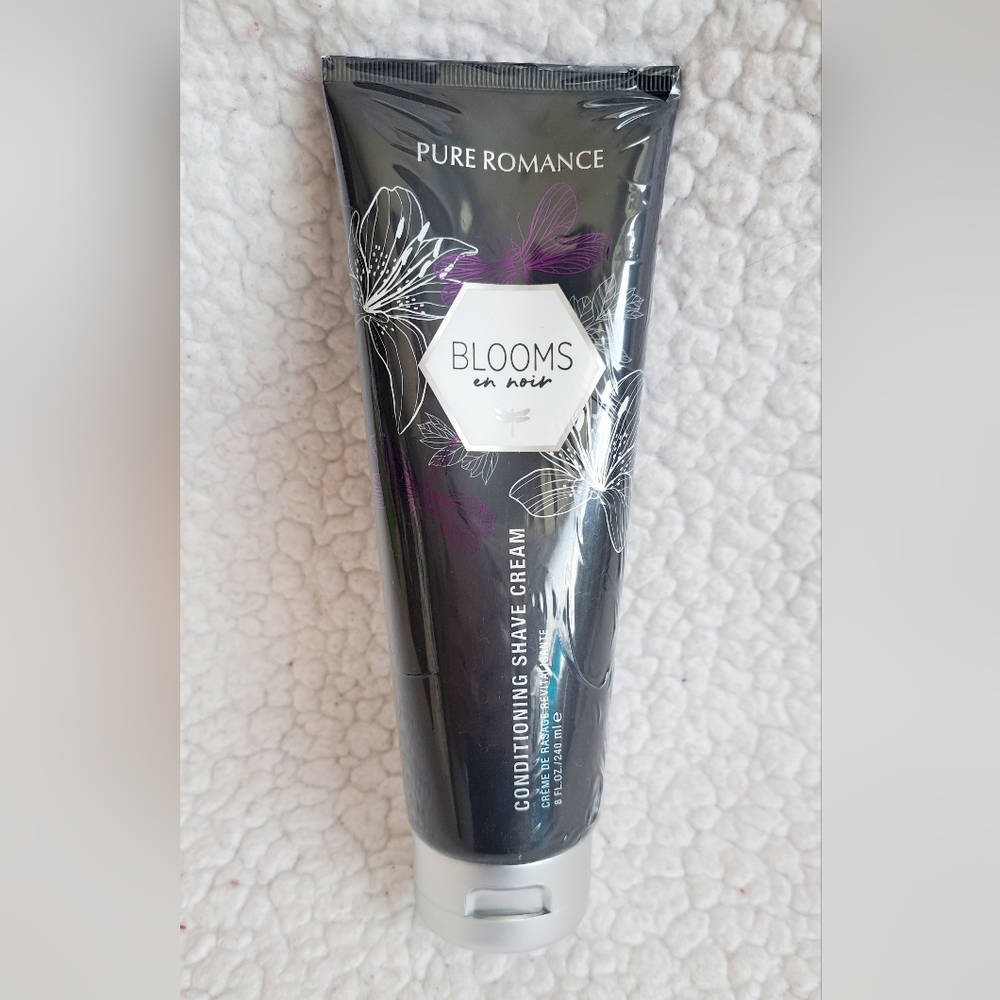 Women's Pure Romance 8oz Blooms en noir Shaving Cream